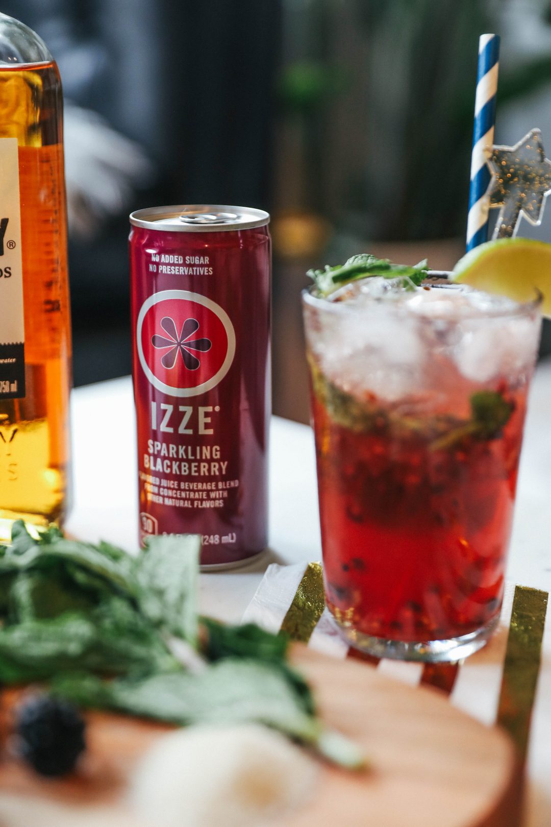 夏末气泡鸡尾酒配IZZE黑莓气泡汁。